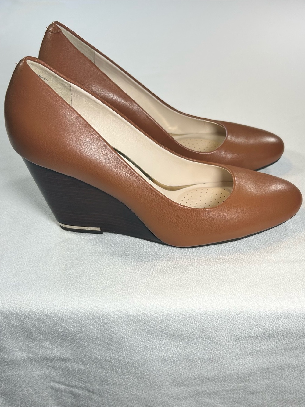 Katherine Kelly Leather Mara Wedge Pump Shoes Size 8.5 Tan Almond Toe EUC